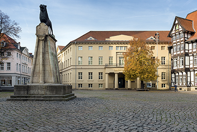 Museum Haupthaus am Burgplatz mit Löwe