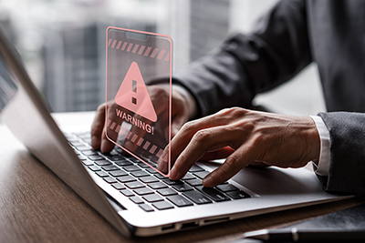 Männliche Hände tippt auf Notebook