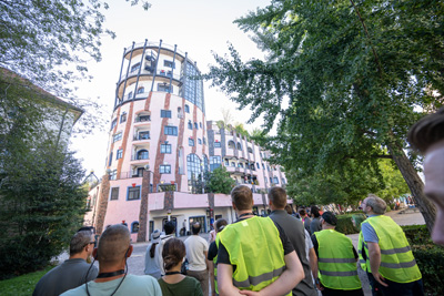 Mitarbeiter vor Grüne Zitadelle von Magdeburg