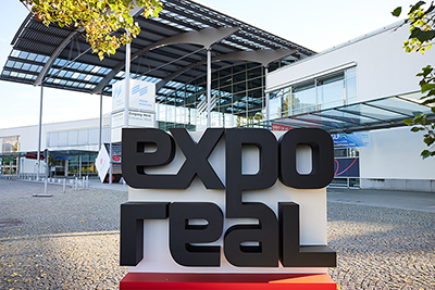 Eingang zur EXPO REAL mit großem Logo