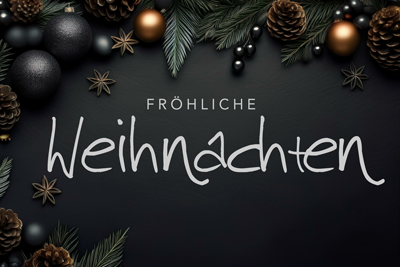 Schwarze Tafel mit Weihnachtsdeko und dem Text Fröhliche Weihnachten