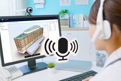 Frau mit Headset sitzt vor einem Monitor und spricht