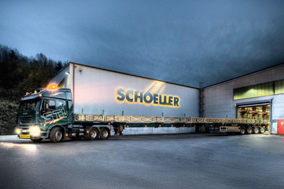 LKW bei Dämmerung vor dem Schoeller Werk