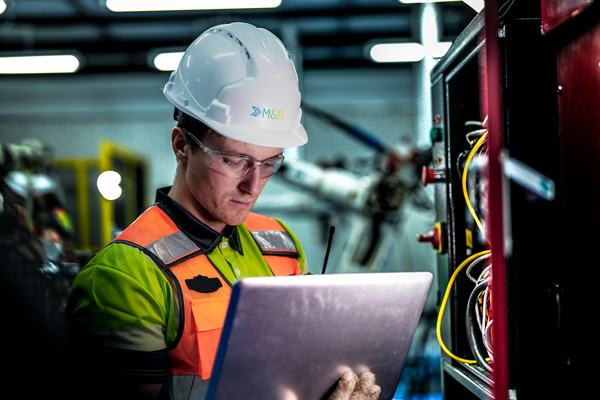 Ingenieur mit Notebook und Helm