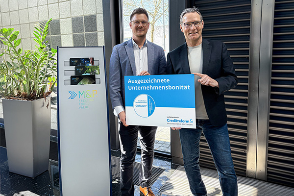 2 Personen halten ein Schild hoch