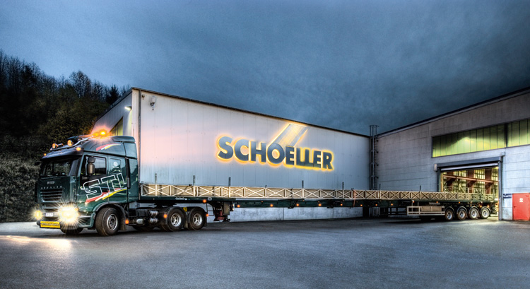 Bild: Ein Lkw vor dem Schoeller Werk bei Dämmerung